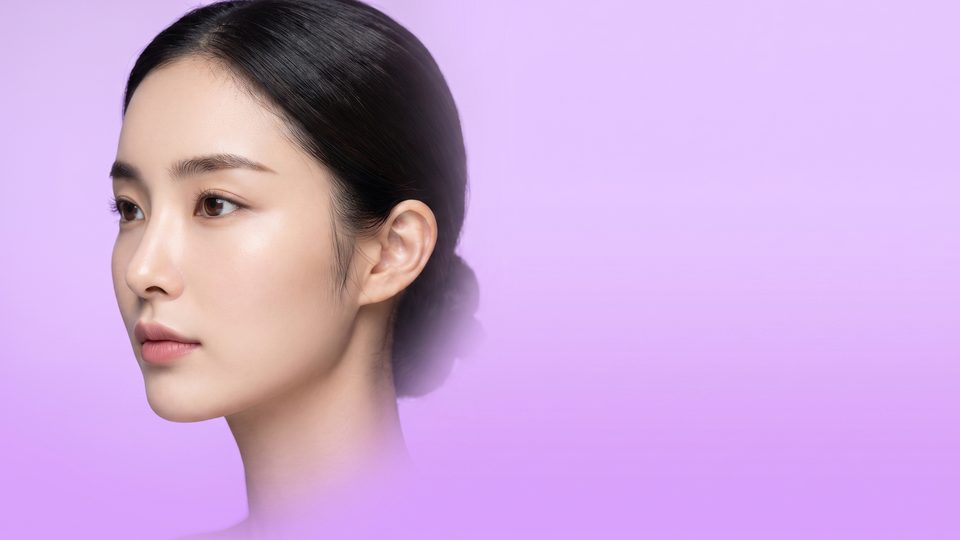안면윤곽 집중센터 안내 배너 – 턱선을 드러내며 옆을 바라보는 여성 모델 (AI 생성 예시 이미지)