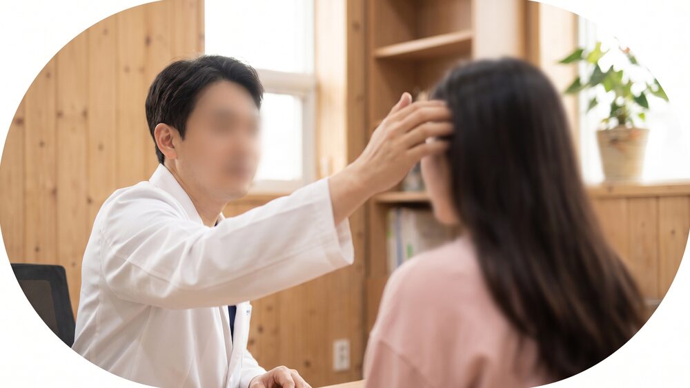 진료실에서 리뷰티성형외과 의료진이 마주 앉은 내담자에게 얼굴 옆선을 짚으며 설명하는 상담 장면 (AI 생성 예시 이미지)