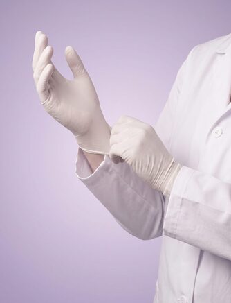 자동제세동기 패드를 꺼내 든 손