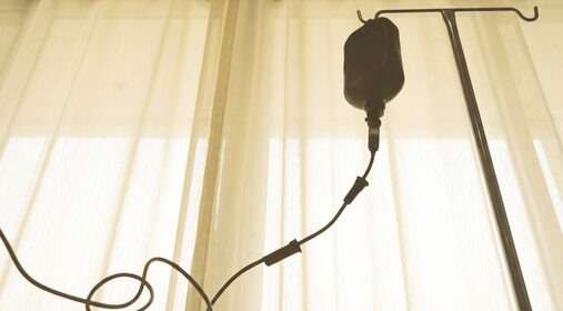 폴대에 걸린 수액 팩과 라인