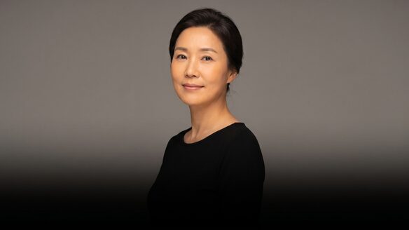 중년 눈성형 안내 포스터 — 40대 여성 모델의 상반신 컷