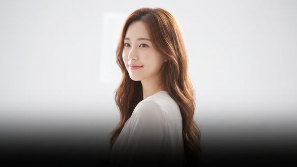 자연유착 눈매 라인 안내 포스터 — 고개를 살짝 기울여 미소 짓는 여성 모델의 상반신 컷