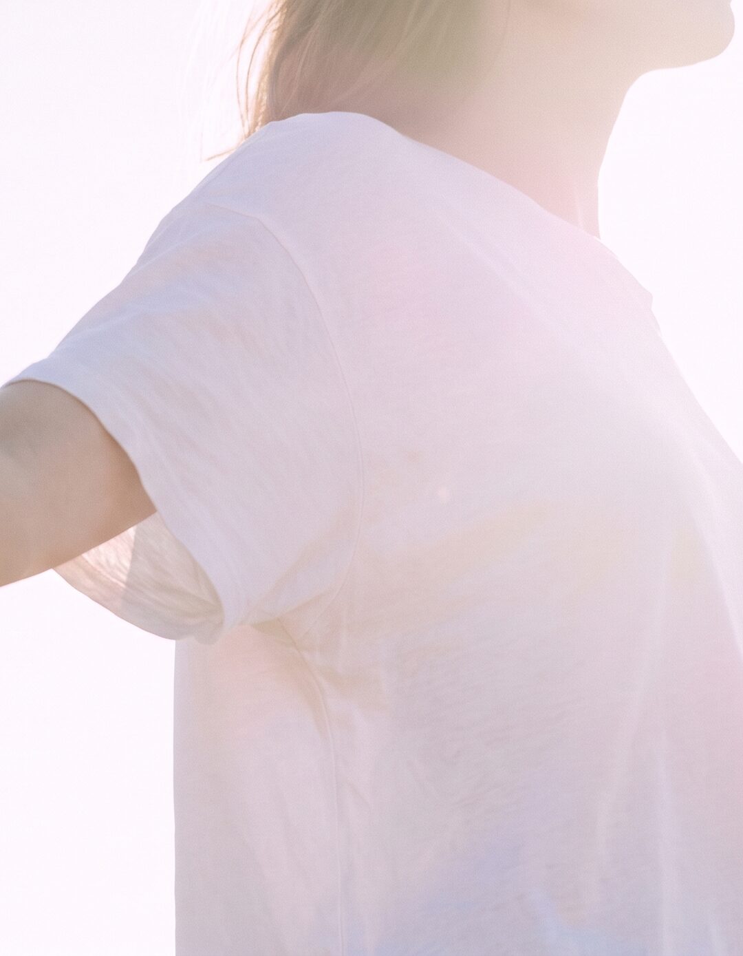 햇빛 속에서 가볍게 걷는 일상 복귀 무드 컷