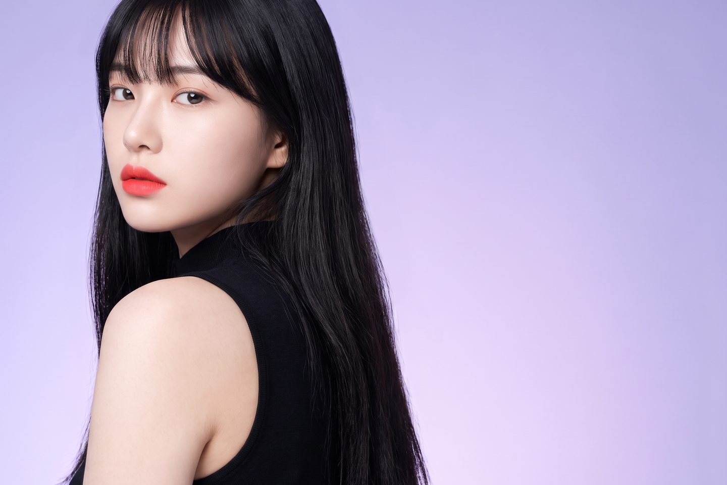라벤더 톤 배경 앞에서 어깨를 살짝 틀어 바라보는 여성 모델의 뷰티 키비주얼 (AI 생성 예시 이미지)