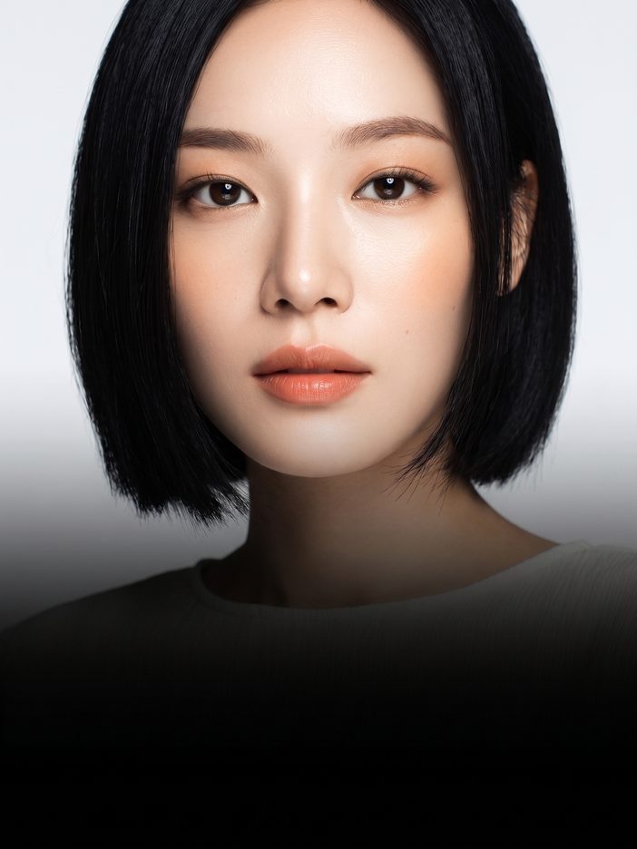 이벤트 카드 2 — 단발 헤어의 인물 정면 뷰티 컷(AI 생성 예시 · 실제 사례 아님)