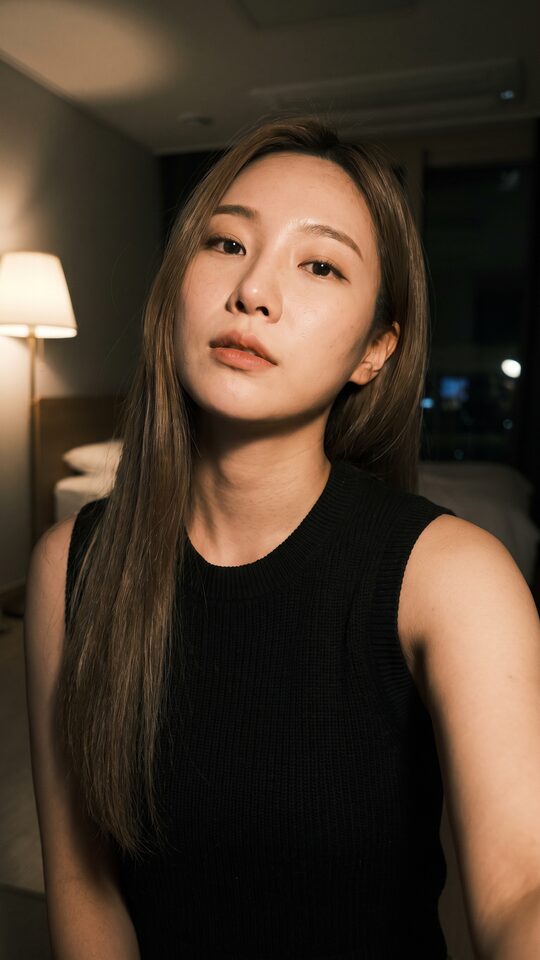 숏폼 타일 3 — 실내 조명 아래 인물 상반신 컷(AI 생성 예시 · 실제 사례 아님)