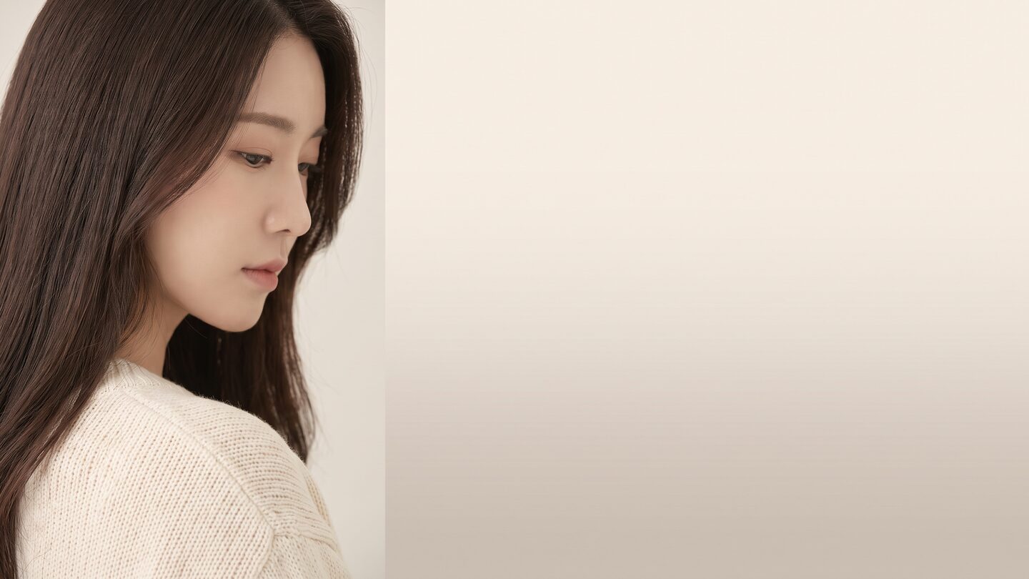 고개를 살짝 돌려 눈매가 보이는 여성 모델의 눈성형 안내 배너