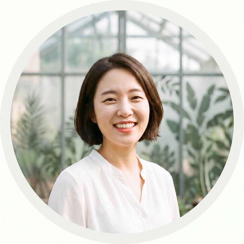 유리 온실 앞에서 환하게 웃는 이웃의 모습