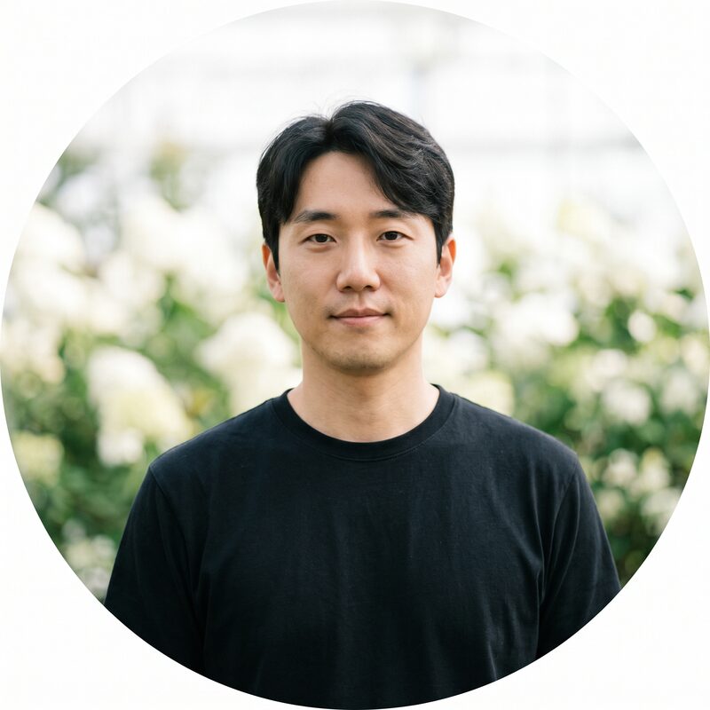 편안한 차림으로 정면을 바라보는 이웃의 모습