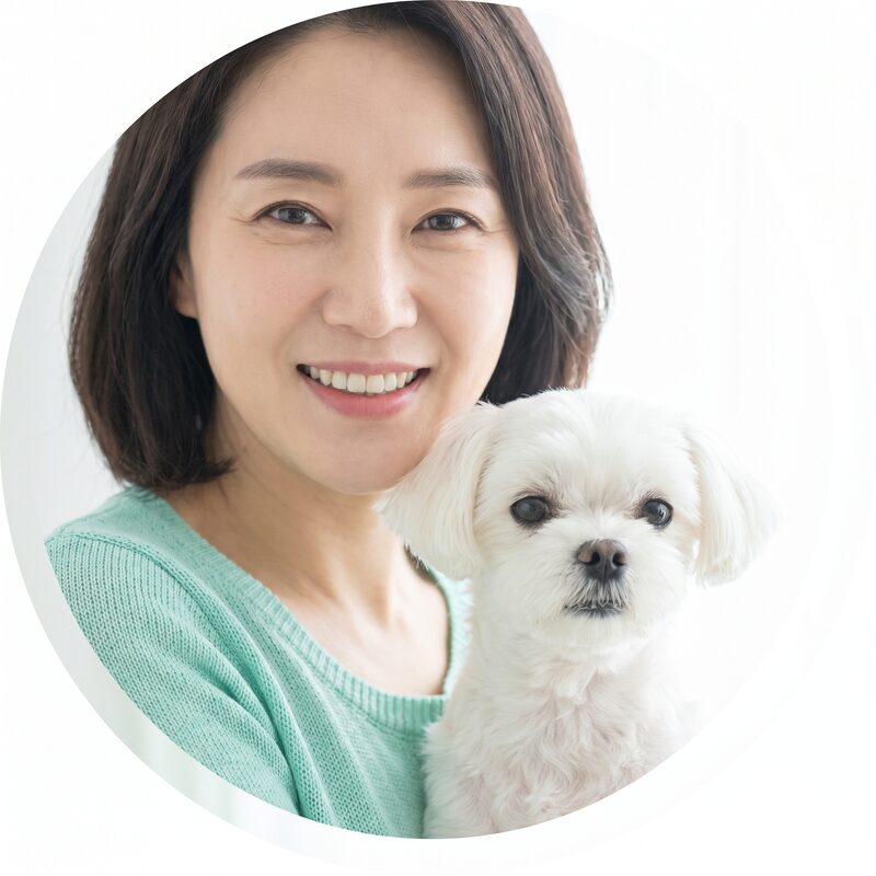 반려견을 품에 안고 웃는 이웃의 모습