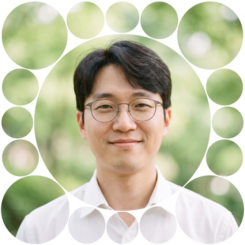 안경을 쓰고 잔잔히 미소 짓는 이웃의 모습