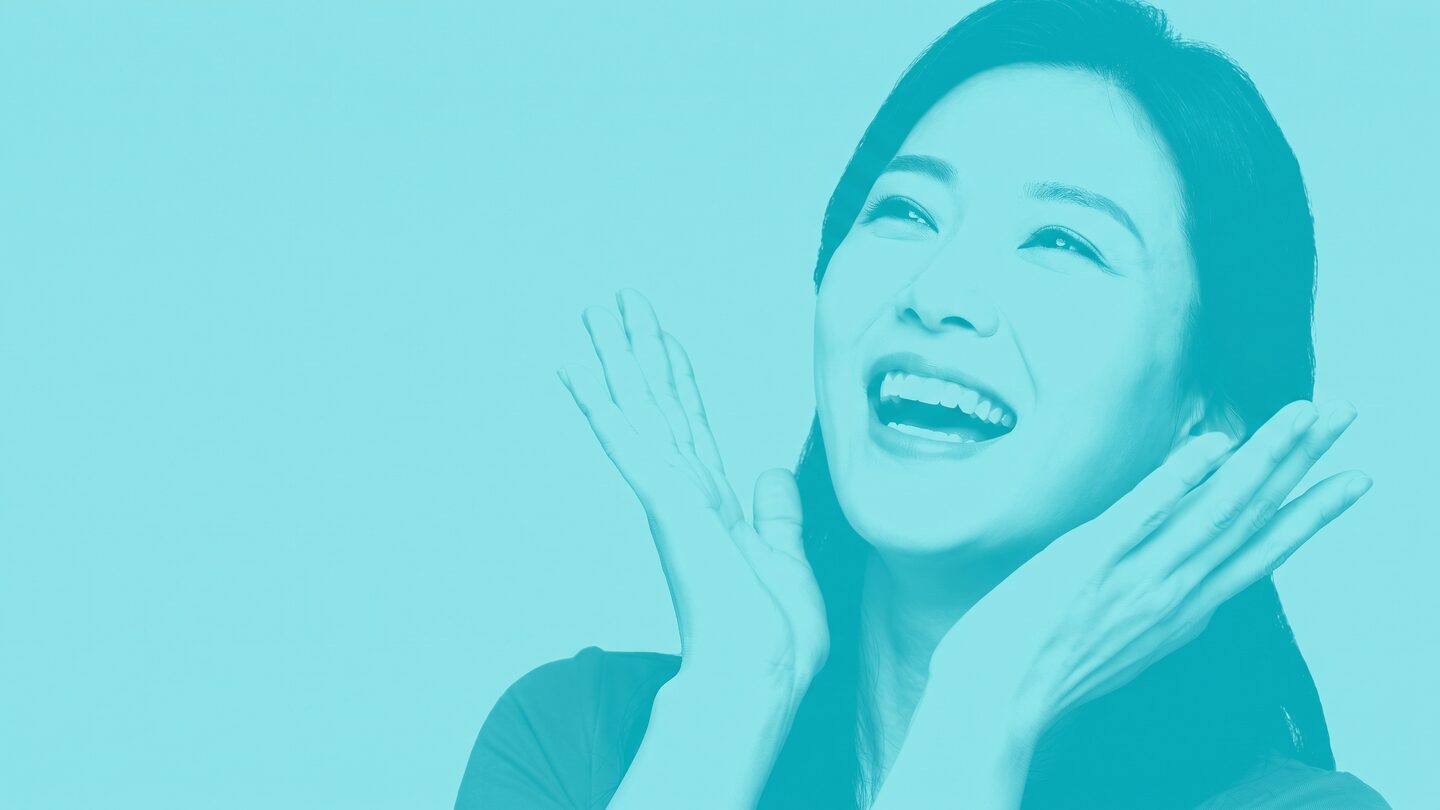 밝은 시안 톤으로 물든 배경 사진 — 환하게 웃는 가상 모델