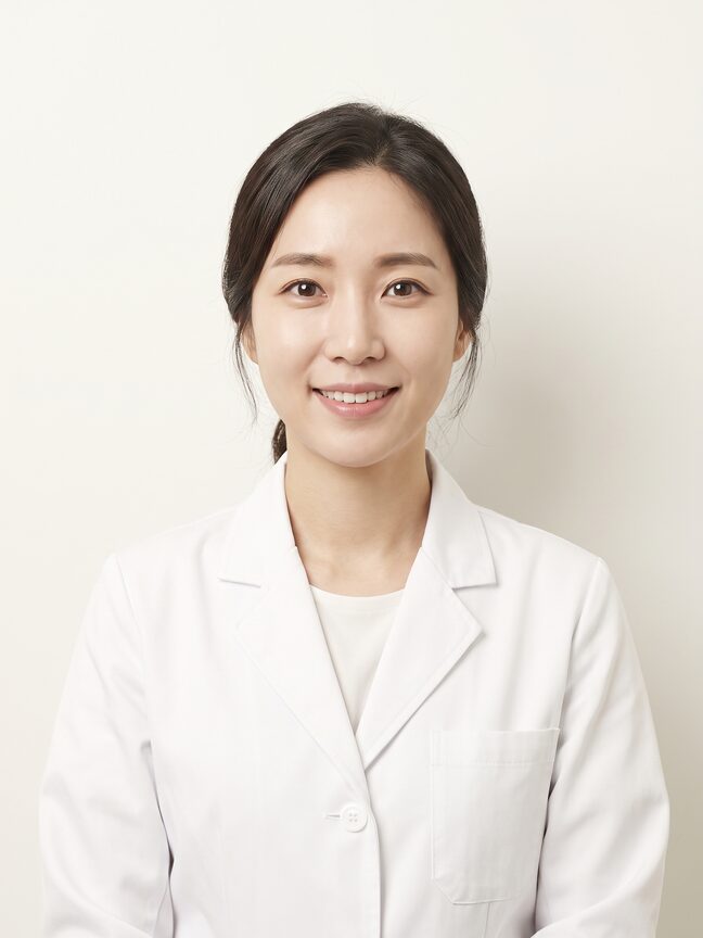 흰 가운 차림의 여성 가상 의료진 모델 상반신 인물 컷 (AI 생성 예시 이미지)