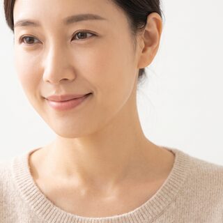 상담을 마치고 미소 짓는 내원객