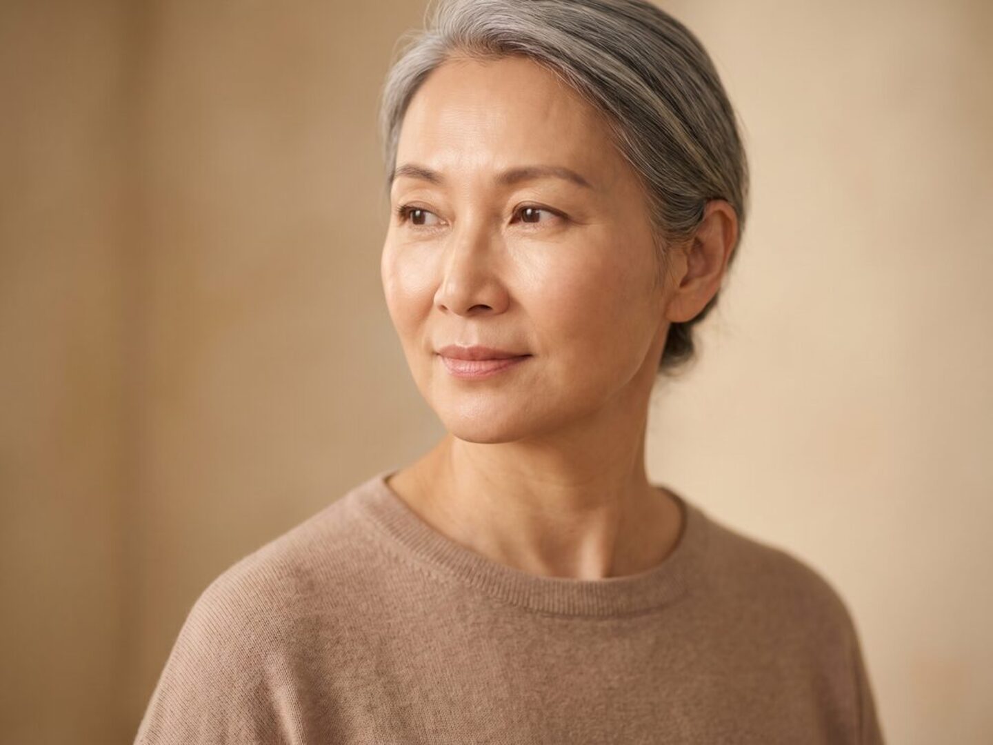 짙은 잔디밭을 바로 위에서 내려다본 사진, 모서리에 흰 운동화 두 켤레의 앞코만 보인다