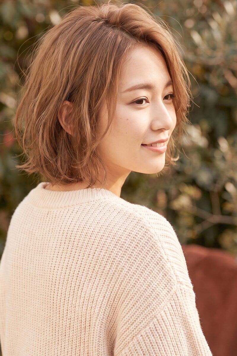 맑은 피부결의 가상 모델 뷰티 컷 · AI 생성 예시 이미지