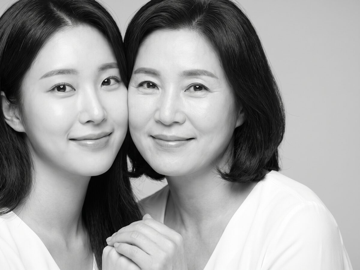 나란히 웃고 있는 두 여성의 흑백 인물 이미지 (AI 생성 예시)