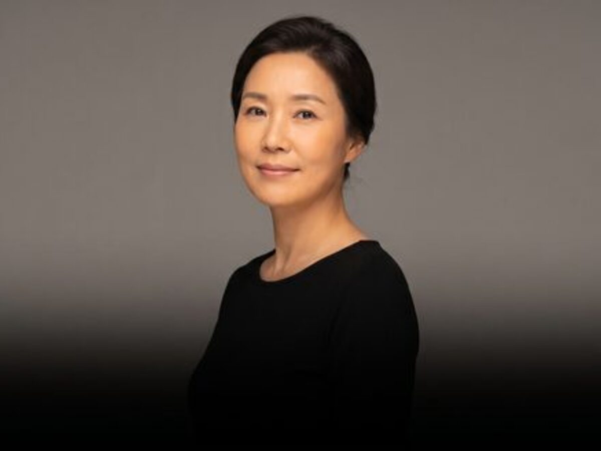 연한 하늘색 상의를 입고 웃는 여성의 상반신 이미지 (AI 생성 예시)