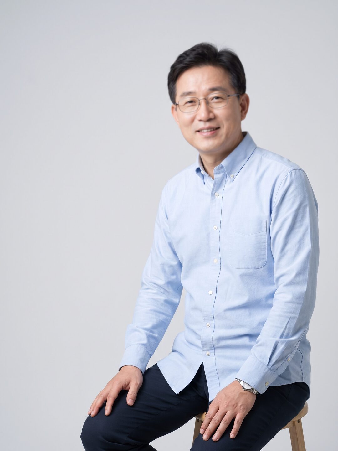 밝은 스튜디오 배경에서 의자에 앉아 있는 리뷰티 의료진 이미지