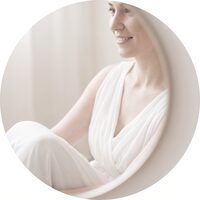 밝은 진료실에서 미소 짓는 인물 (AI 생성 예시 이미지)
