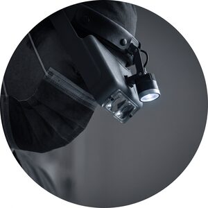 헤드라이트를 착용한 의료진의 근접 컷 (AI 생성 예시 이미지)