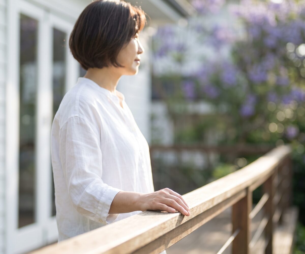 두 세대의 여성이 나란히 미소 짓는 흑백 웰에이징 이미지 (AI 생성 예시)
