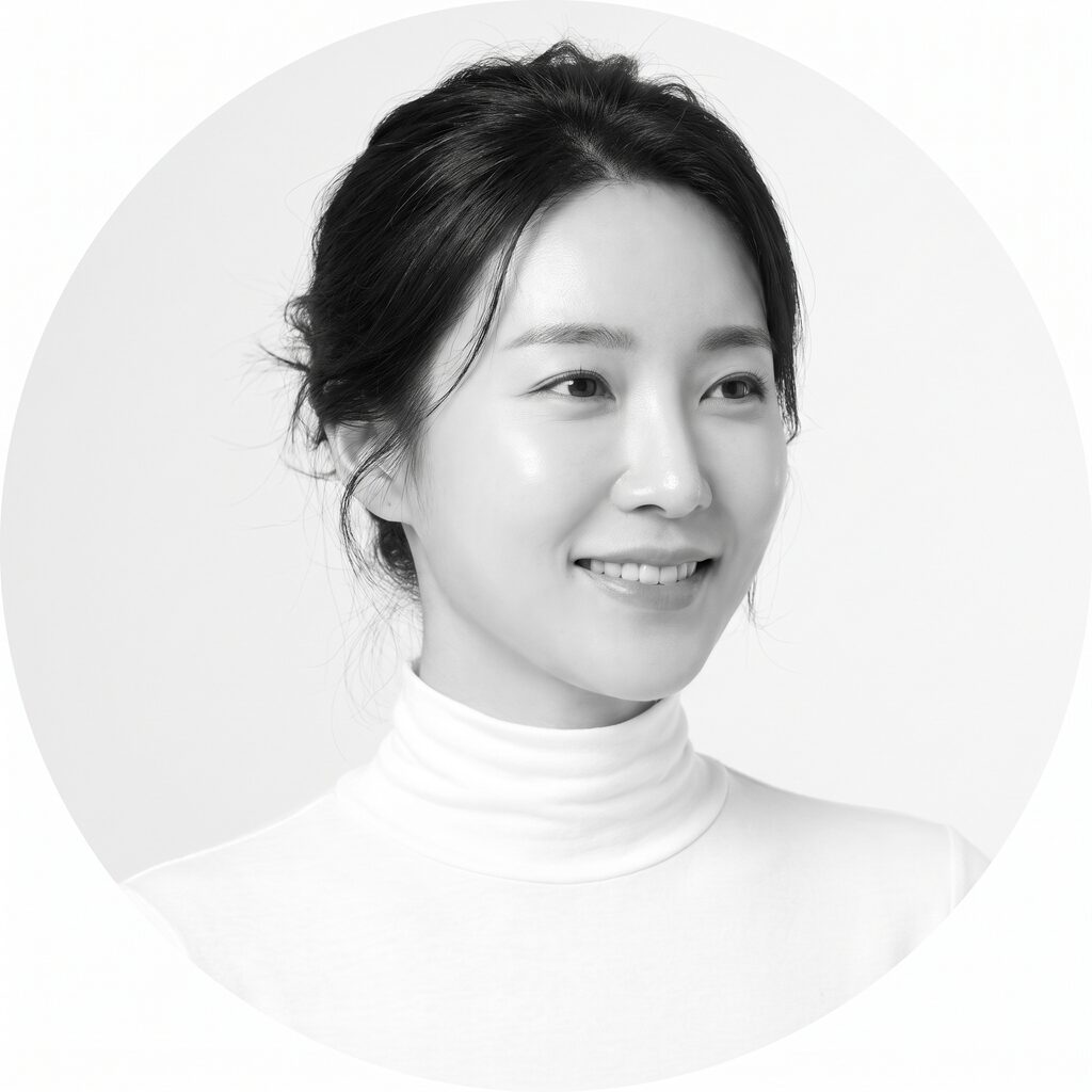 머리를 느슨하게 올린 여성 모델이 옆을 보며 미소 짓는 흑백 뷰티 상반신 예시 이미지