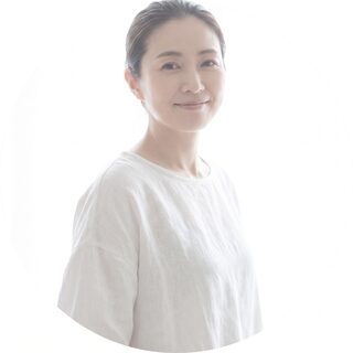 밝은 배경에서 미소 짓는 여성 모델의 소형 인물 이미지