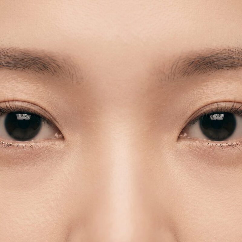 연한 핑크 배경에서 허벅지 라인을 보여 주는 하반신 컷(AI 생성 예시 이미지)