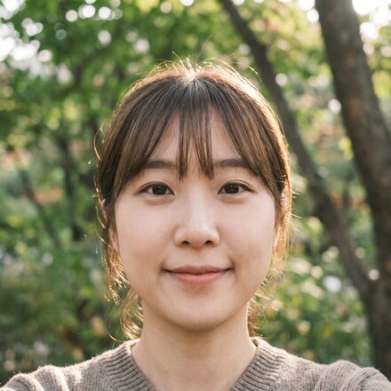 리뷰티 셀피존 - 초록 식물이 보이는 야외 발코니에서 찍은 셀피 컷(AI 생성 예시 이미지)