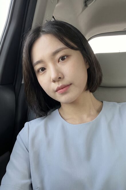 리뷰티 셀피존 - 차량 시트를 배경으로 찍은 반신 셀피 컷(AI 생성 예시 이미지)