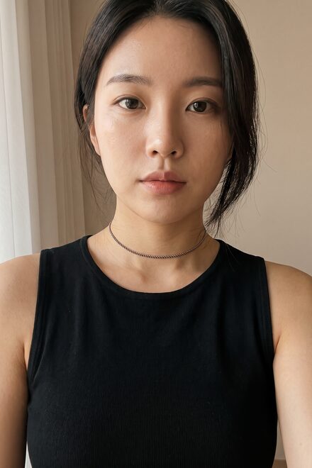 리뷰티 셀피존 - 창가 역광 아래 검정 상의를 입고 찍은 셀피 컷(AI 생성 예시 이미지)