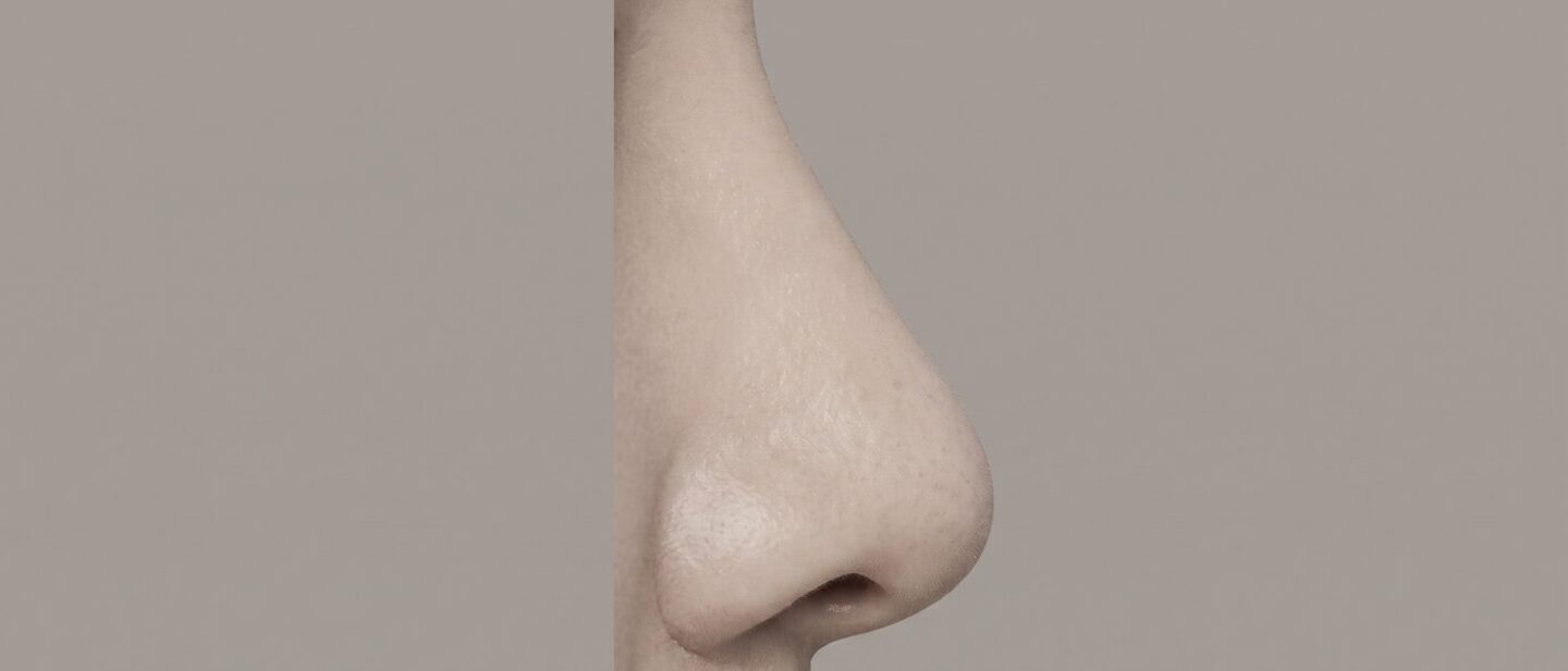 로즈베이지·모카 배경 앞에서 정면을 바라보는 가상 모델의 상반신 컷 — 미니 리프팅 개선 부위를 표시하기 위한 예시 이미지