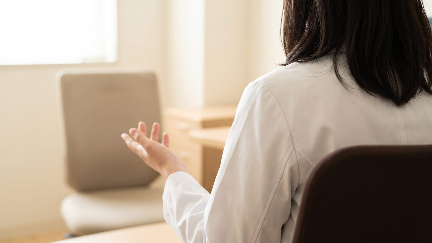 리뷰티성형외과 주름·리프팅 전담팀 의료진이 흰 가운을 입고 나란히 선 모습