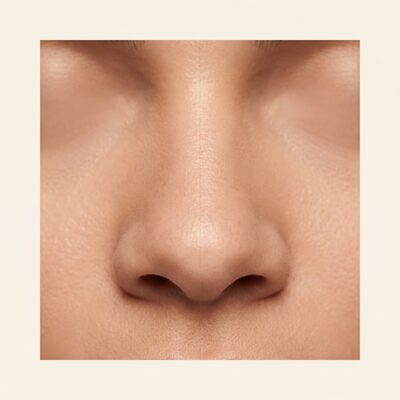 정면 중심선을 기준으로 좌우 균형을 설명하는 비식별 개념 이미지