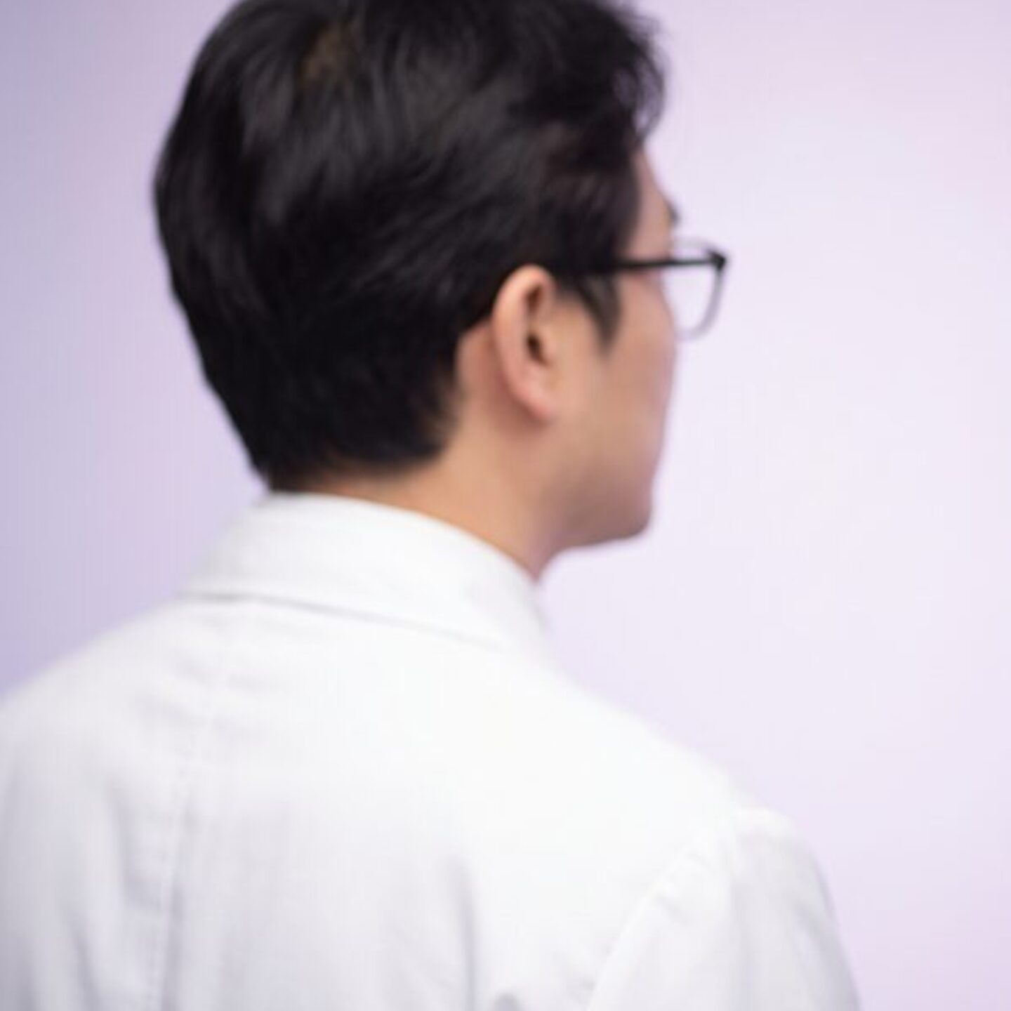 마스크와 수술모를 착용한 의료진과 장갑을 낀 손이 차트를 기록하는 모습을 밝게 표현한 배경 이미지
