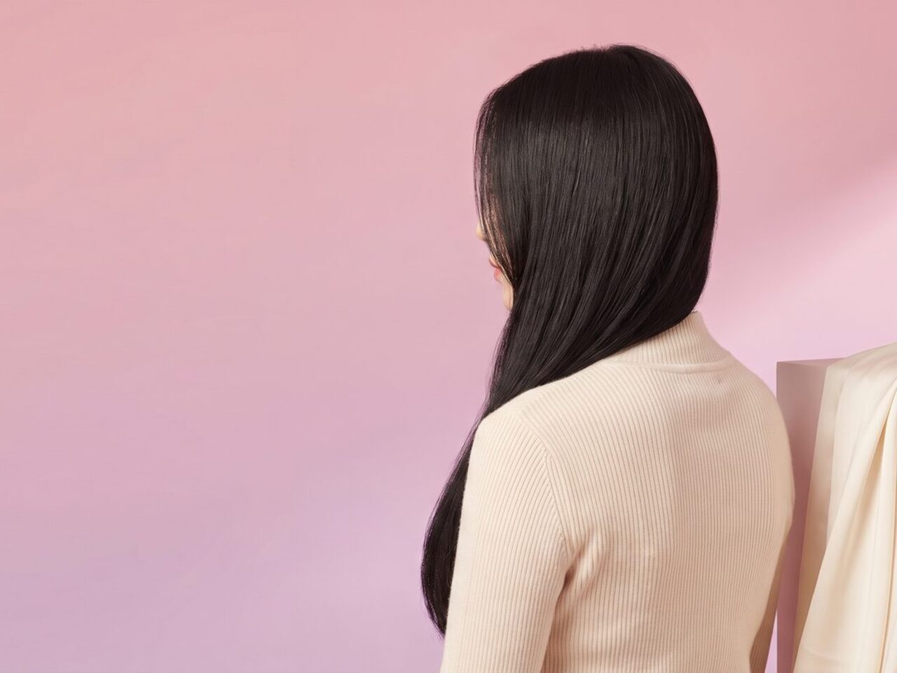 측면 실루엣을 보며 라인 방향을 설명하는 디자인 상담 장면