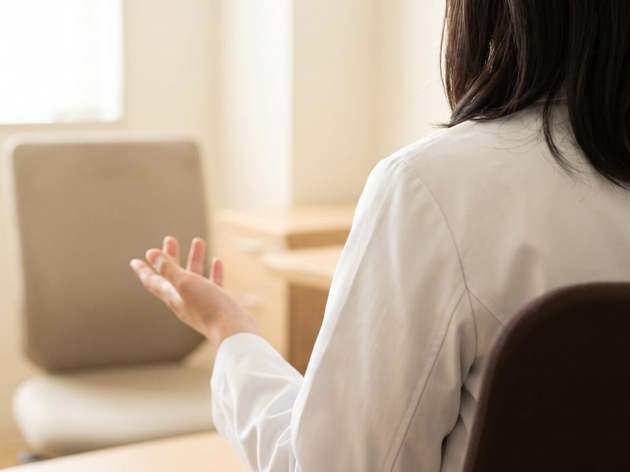 장갑 낀 손이 주사기 눈금을 확인하는 정량 사용 장면