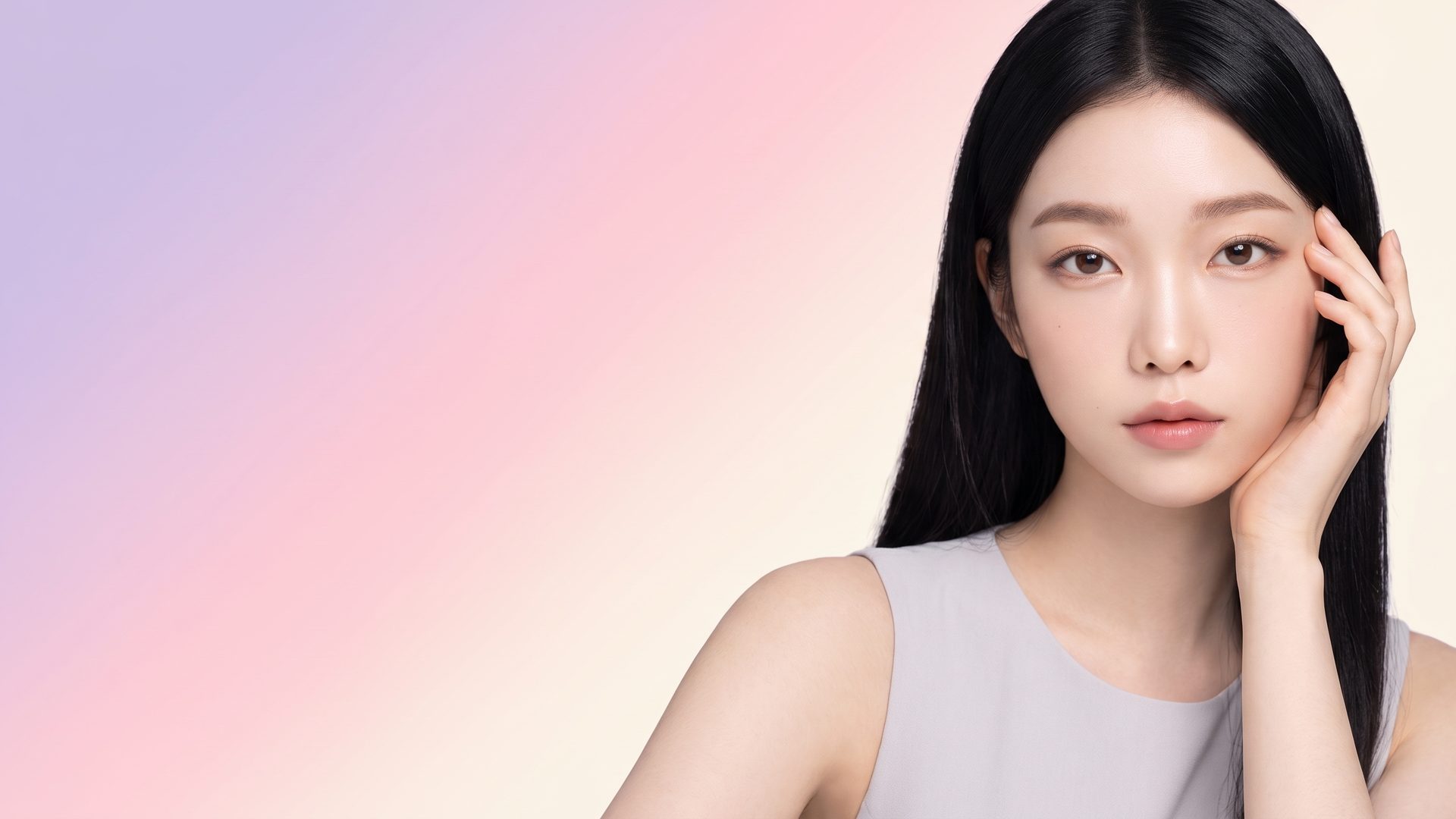 파스텔 그라디언트 배경 앞에서 한 손을 얼굴 옆에 대고 정면을 바라보는 리뷰티 가상 모델