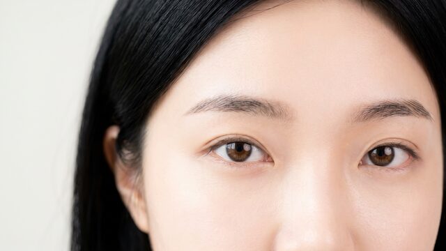 피곤해 보이는 인상을 다룬 영상 썸네일 — 비식별 눈가 클로즈업