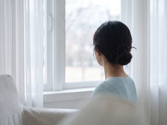 창가 자연광 아래 뒤돌아 앉은 가상 모델의 비식별 실루엣 컨셉 컷