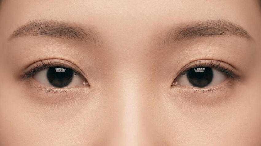 비식별 눈가 개념 이미지 — 눈가 피부 결 (AI 생성 예시)