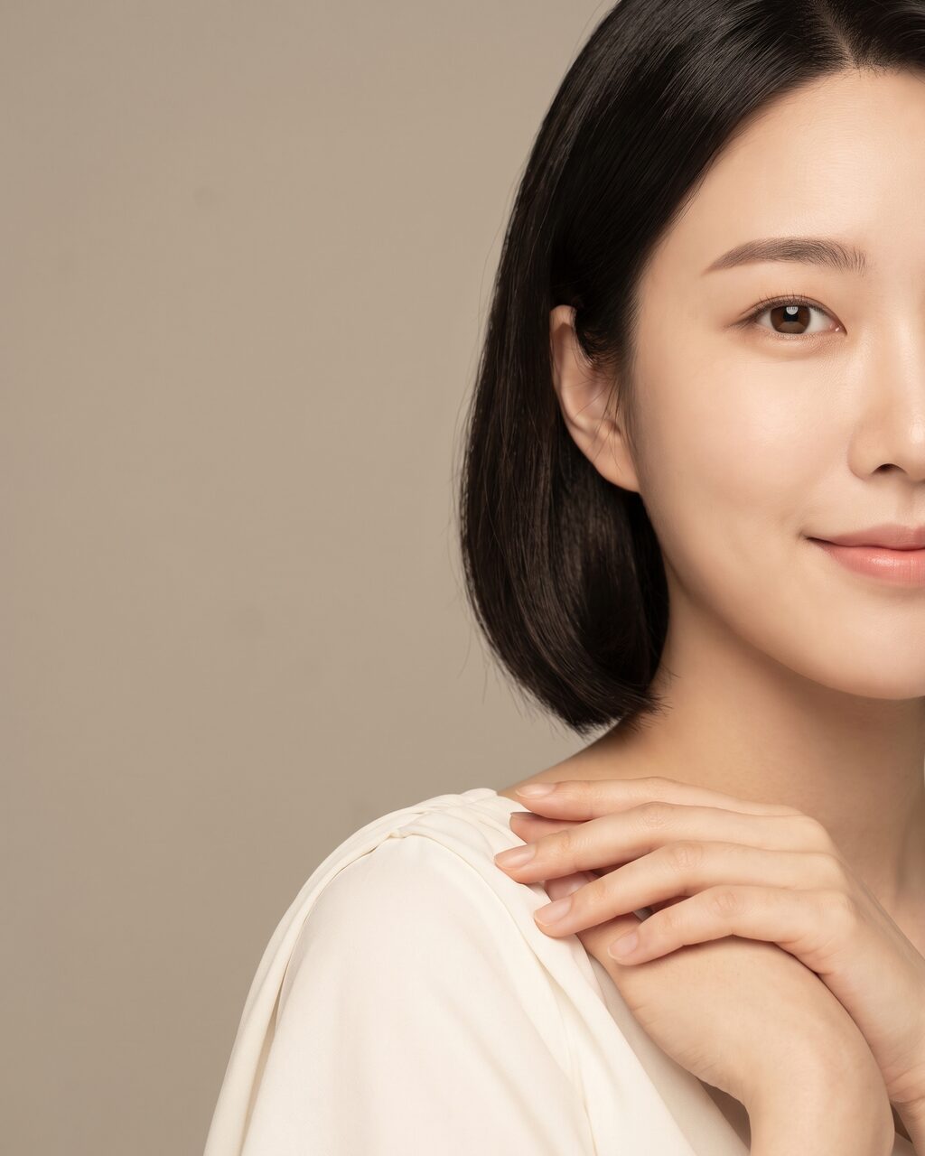 어깨를 드레이프로 감싼 20대 한국인 여성 모델의 정면 뷰티 컷