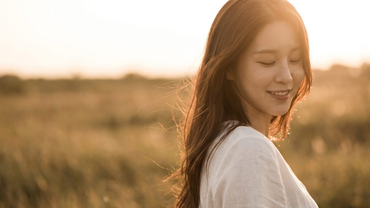 라벤더 톤 배경에서 창가 자연광을 받는 20대 가상 모델의 옆모습 무드 컷