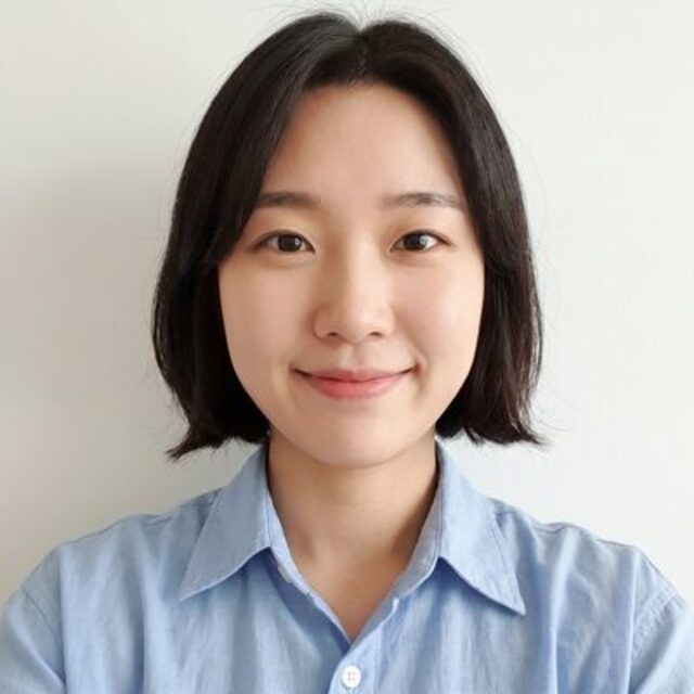 리뷰티 예시 후기 타일 — 창가에 앉은 가상 모델의 뒷모습(AI 생성 예시)