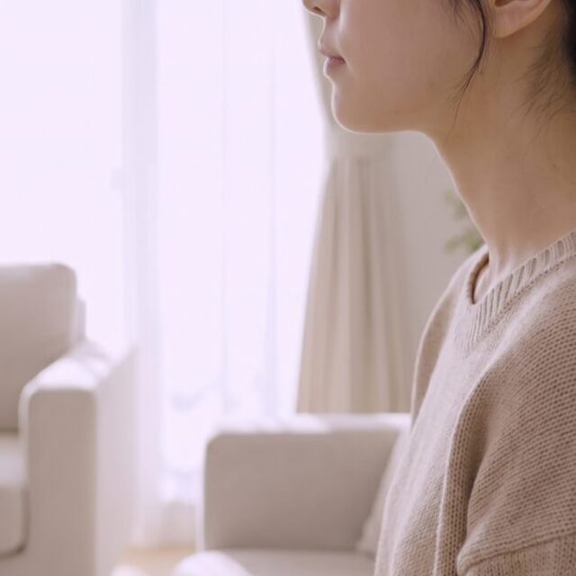 리뷰티 예시 후기 타일 — 식물이 있는 실내의 가상 모델 측면 스냅(AI 생성 예시)