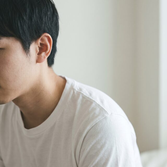 리뷰티 예시 후기 타일 — 어깨와 턱선만 담은 가상 모델 크롭(AI 생성 예시)
