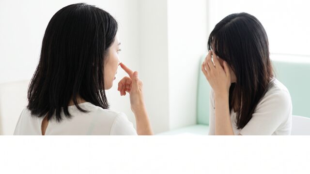 상담 라운지에서 마주 앉아 코 라인 고민을 이야기하는 두 사람의 영상 예시 컷