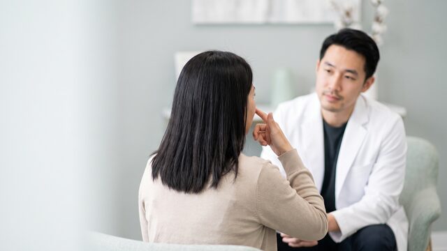 재교정 상담을 진행하는 상담 라운지 오버숄더 구도의 영상 예시 컷