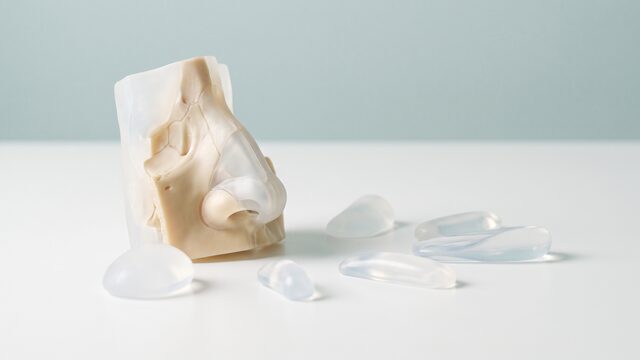 데스크 위 코 부위 3D 모형과 보형물 샘플을 담은 정물 영상 예시 컷